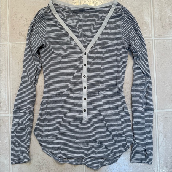 Lululemon Awesoma Henley - Size 4 or Size XS - Picture 3 of 4